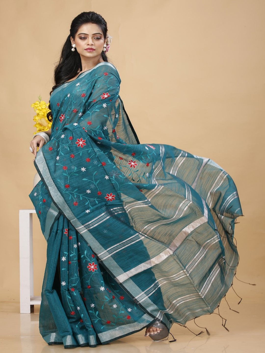 

Bong ButiQ Floral Embroidered ZariTaant Saree, Fluorescent green