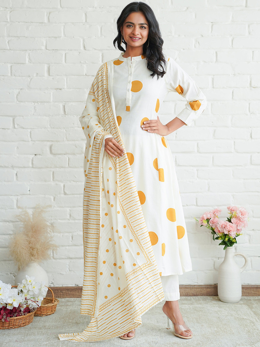 

HEARTLOOM Women Printed Regular Kurti with Trousers & With Dupatta, Yellow