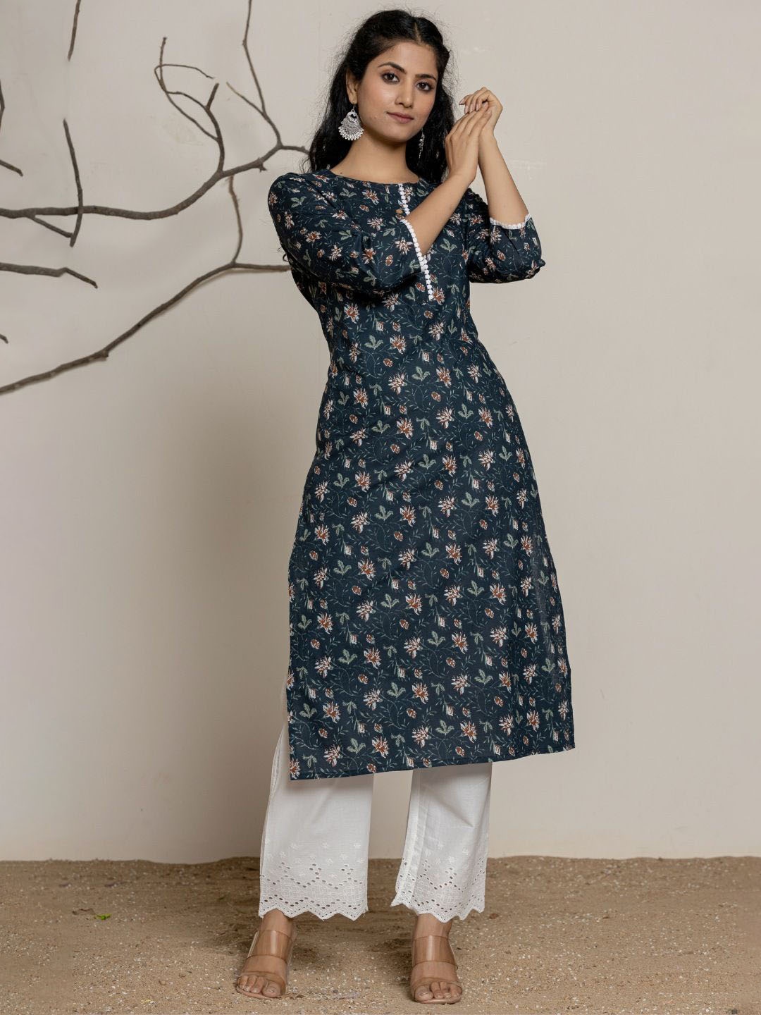 

VEDANA Women Geometric Printed Keyhole Neck Cold-Shoulder Sleeves Thread Work Kurta, Navy blue