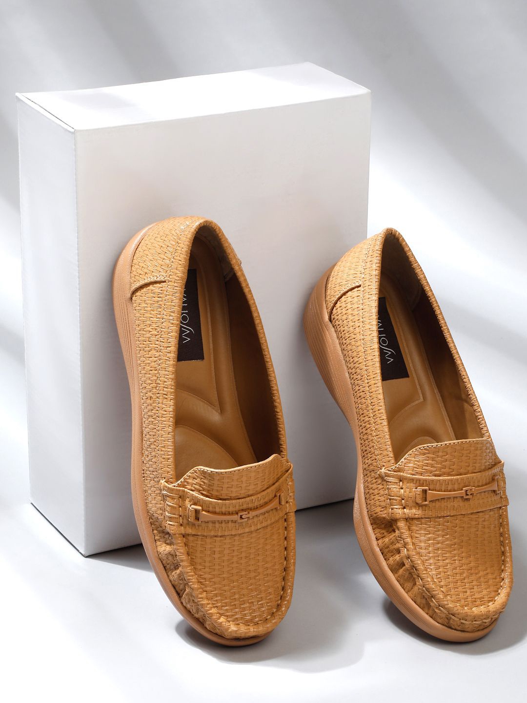 

VALIOSAA Women Textured Loafers, Beige