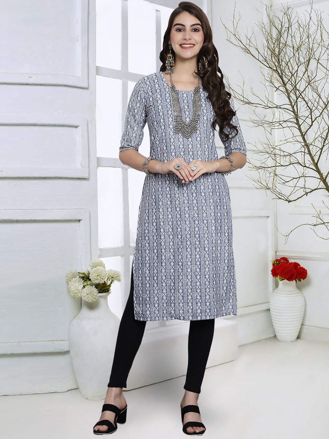 

7Threads Women Keyhole Neck Flared Sleeves Thread Work Floral Crepe Kurta, Multi