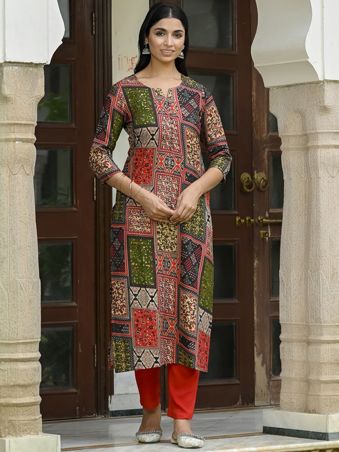 

GoSriKi Women Floral Printed Regular Kurta with Trousers, Red