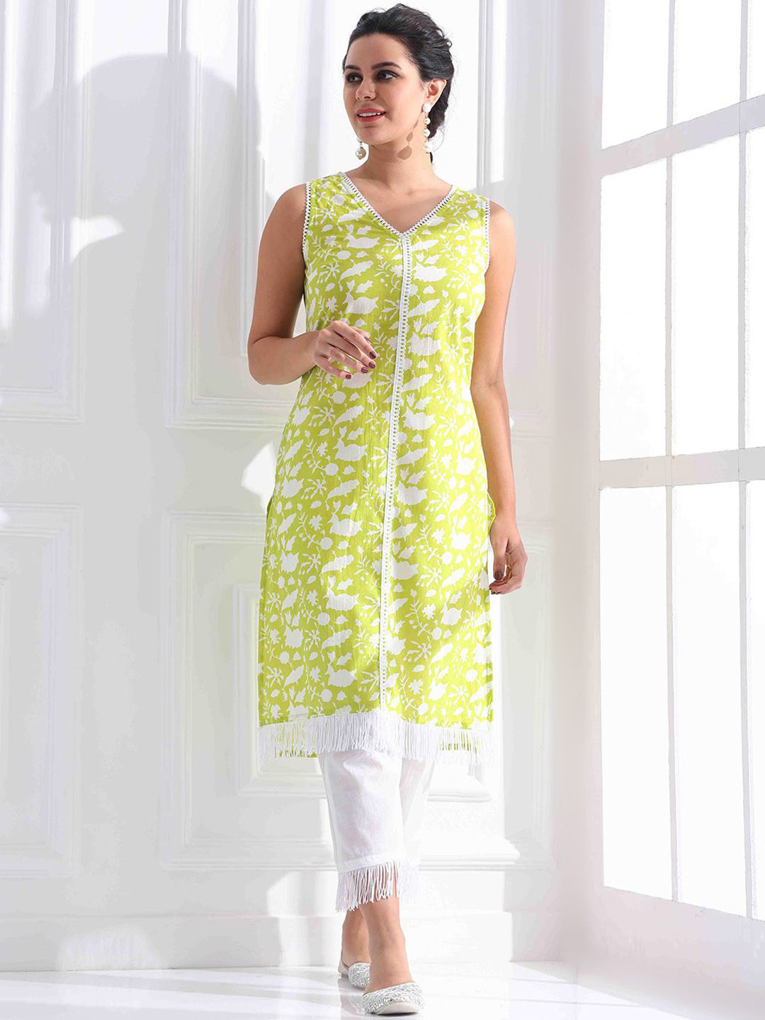 

Anouk Women Floral Printed Regular Thread Work Kurta with Trousers, Lime green