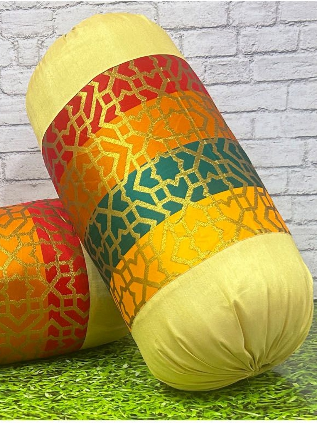 

Pink Parrot Green & Gold-Toned Set of 2 Geometric Round Cushion Covers