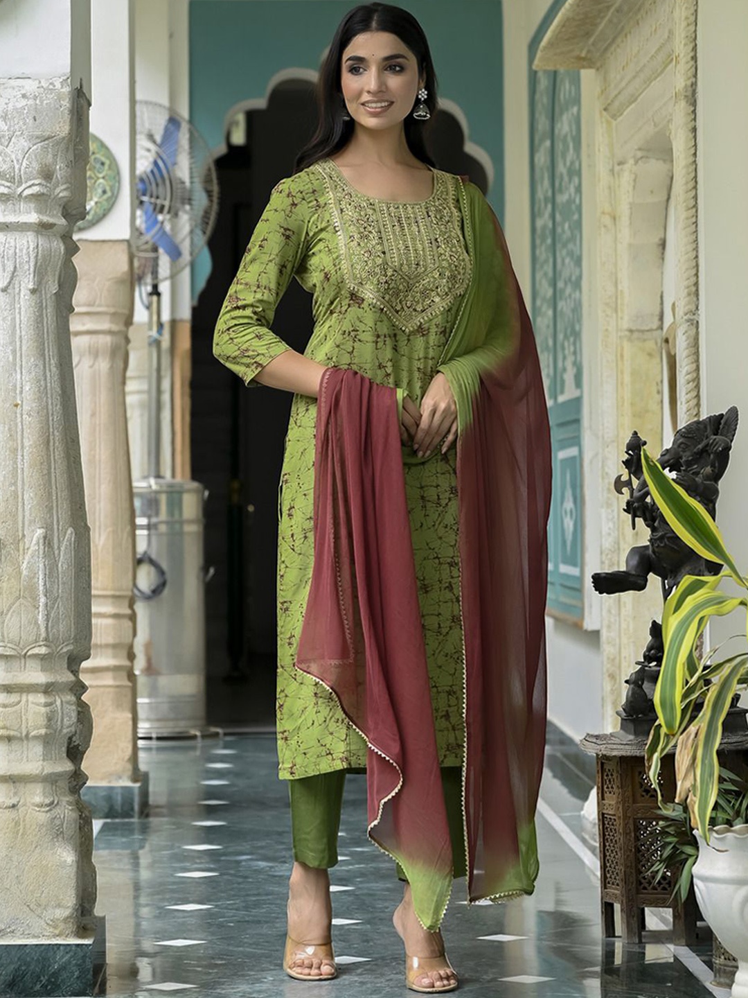 

GoSriKi Women Printed Regular Kurta with Trousers & With Dupatta, Green