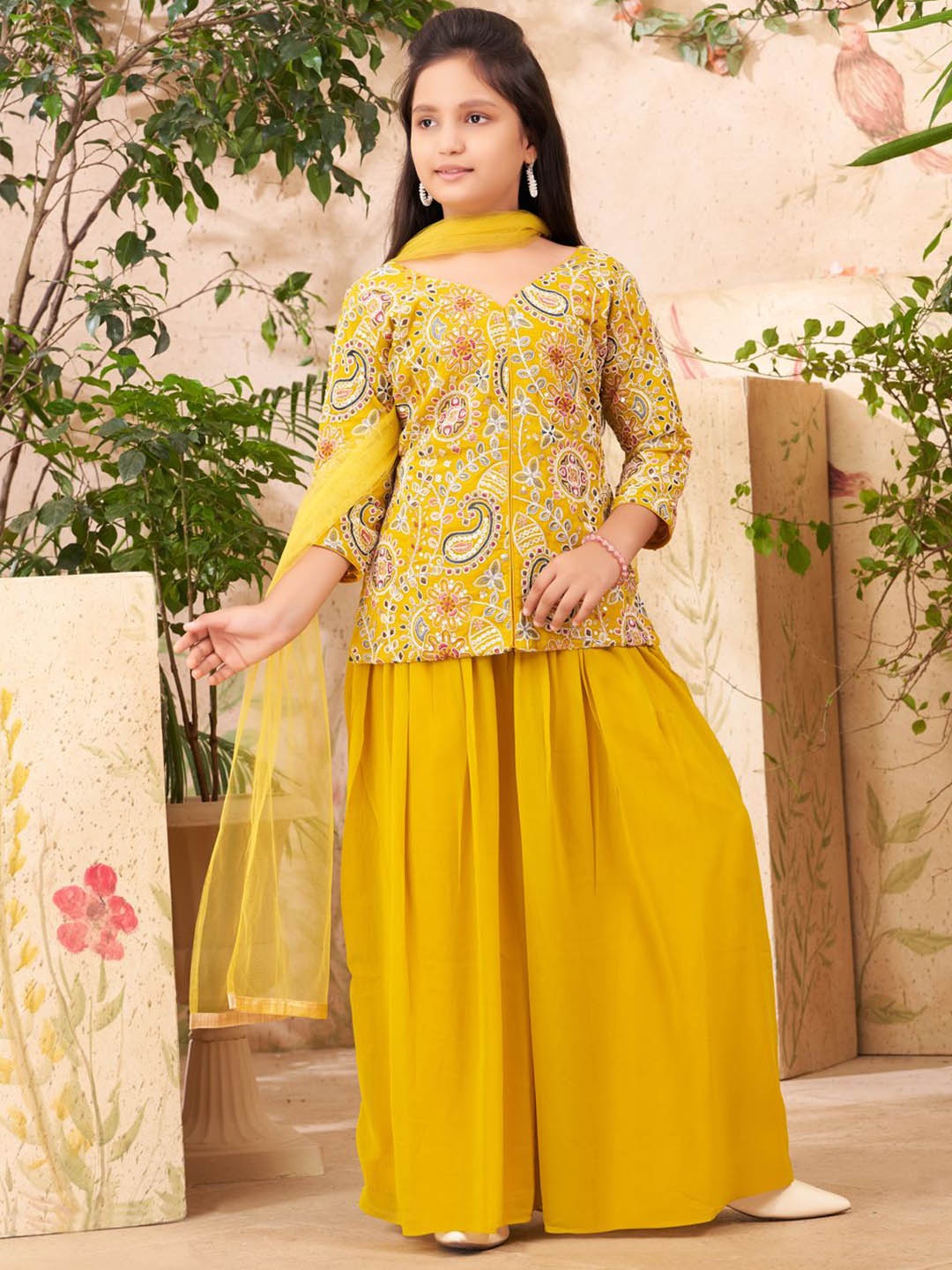 

Aarika Girls Floral Embroidered Regular Kurta with Sharara & With Dupatta, Yellow