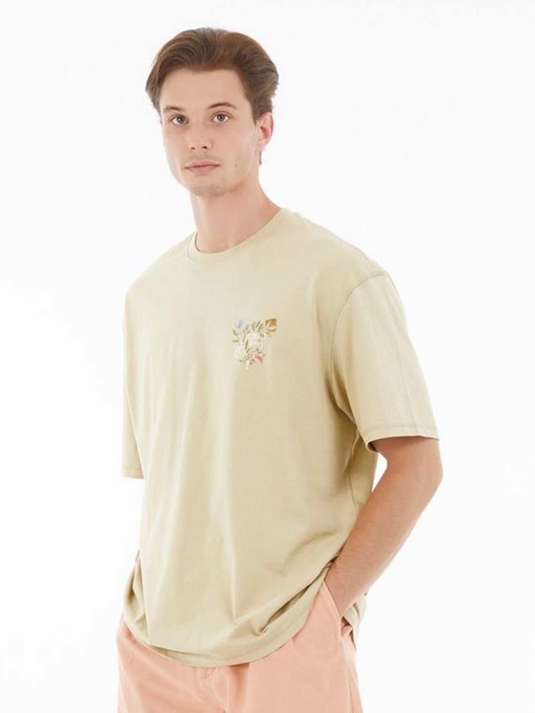 

GUESS Men High Neck Pockets T-shirt, Beige