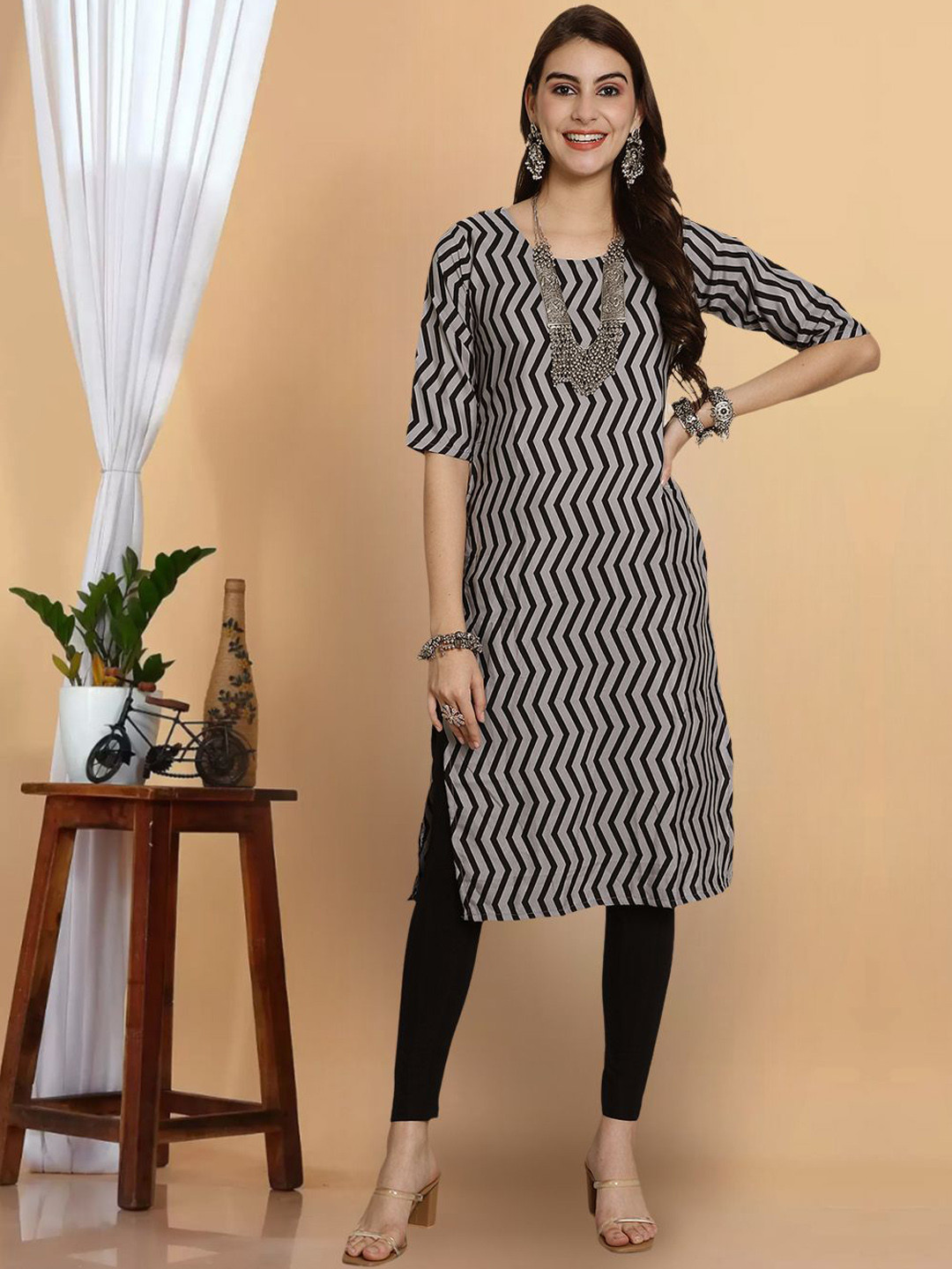 

7Threads Women Geometric Keyhole Neck Flared Sleeves Thread Work Floral Crepe Kurta, Multi