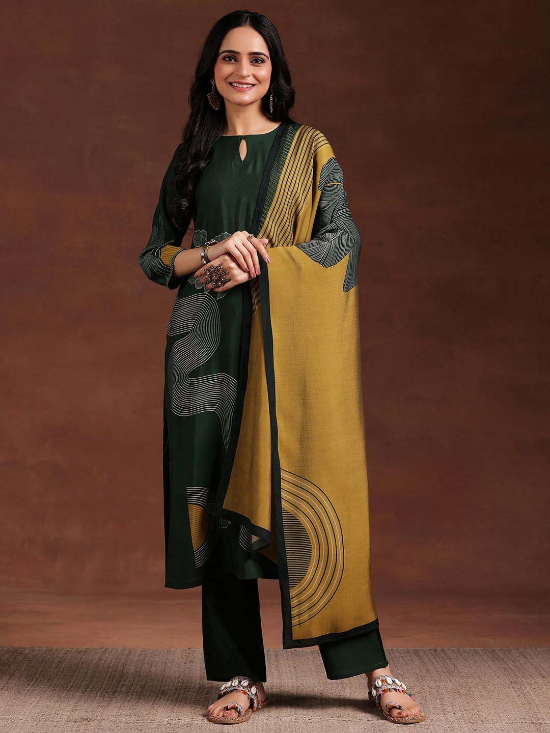 

Libas Women Floral Printed Regular Kurta with Trousers & With Dupatta, Green