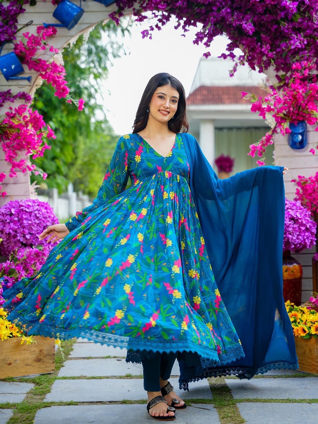 

Vama Heritage Women Floral Printed Regular Kurta with Trousers & With Dupatta, Teal