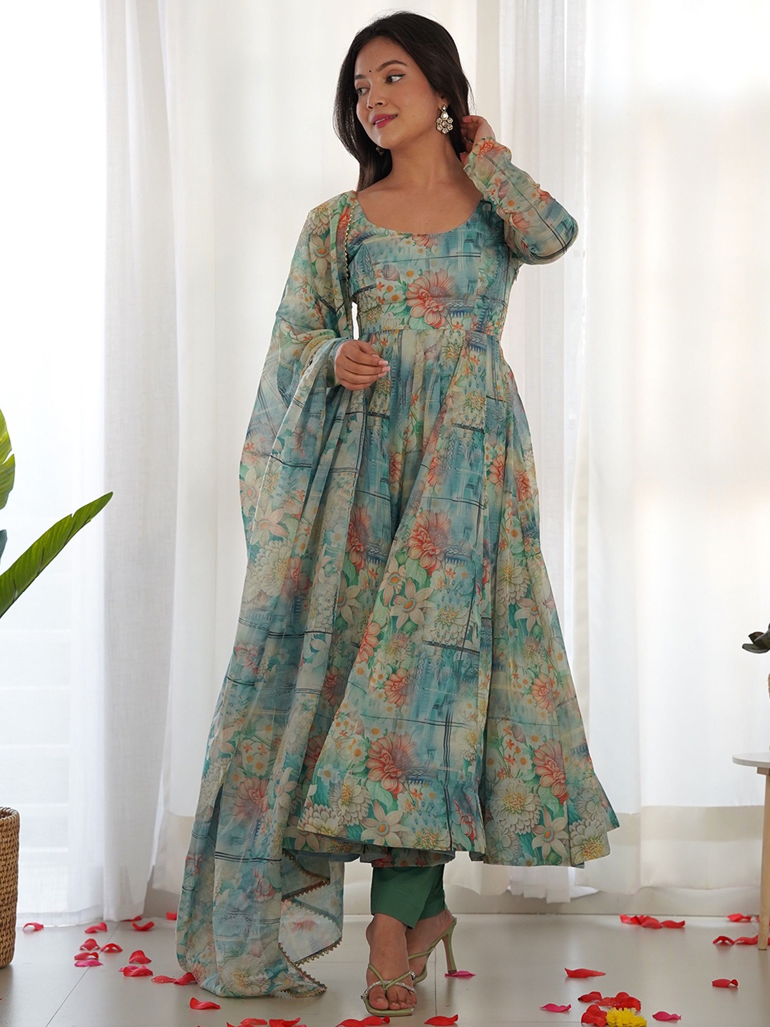 

CaniBani Women Floral Printed Regular Kurta with Trousers & With Dupatta, Blue