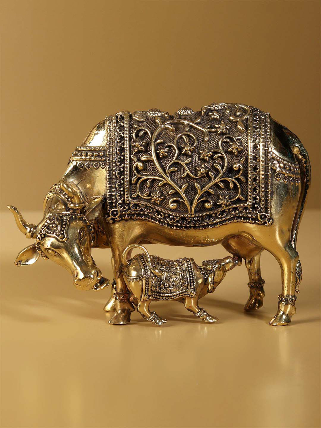 

Exotic India Yellow Cow and Calf Showpiece