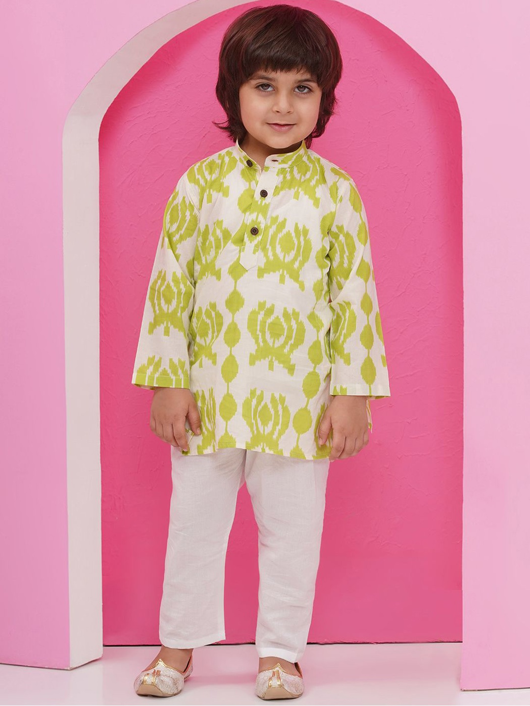 

Aj DEZInES Boys Floral Printed Regular Pure Cotton Kurta with Pyjamas, Green
