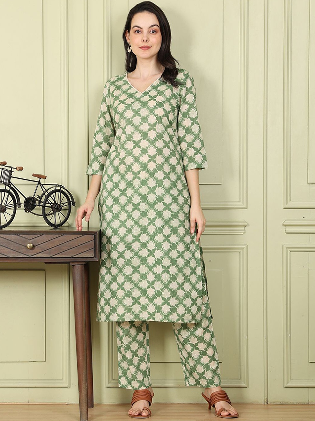 

W Women Floral Printed Regular Kurta with Trousers, Green