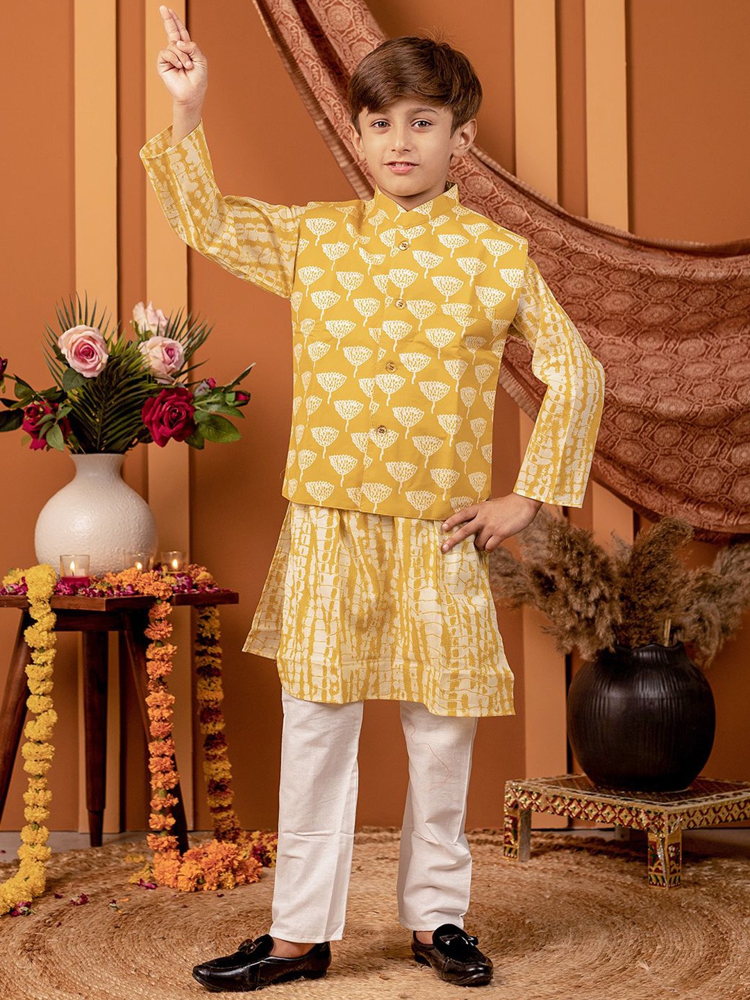 

Biglilpeople Boys Floral Printed Regular Pure Cotton Kurta with Pyjamas, Yellow