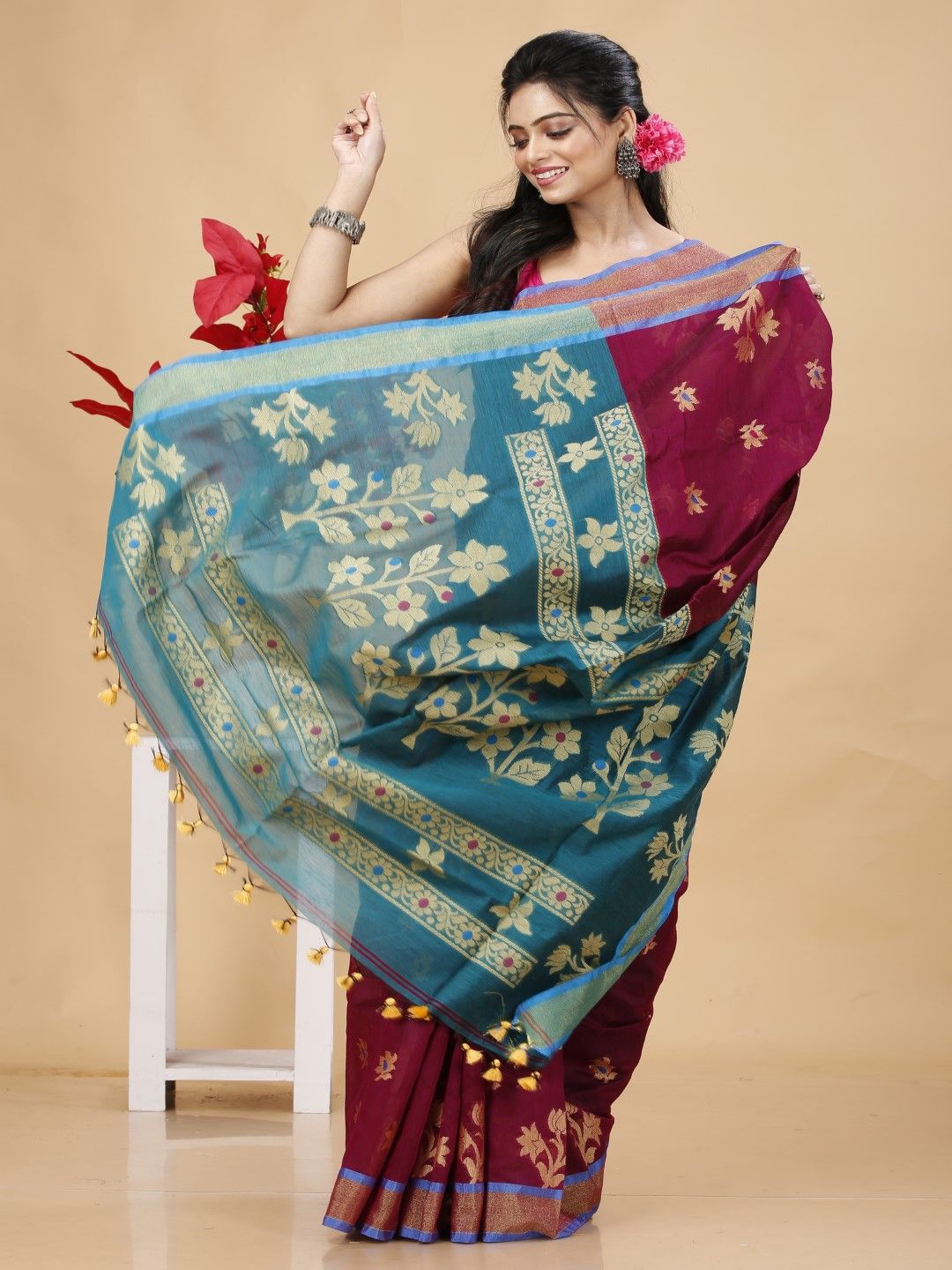 

Bong ButiQ Woven Design Taant Saree, Red