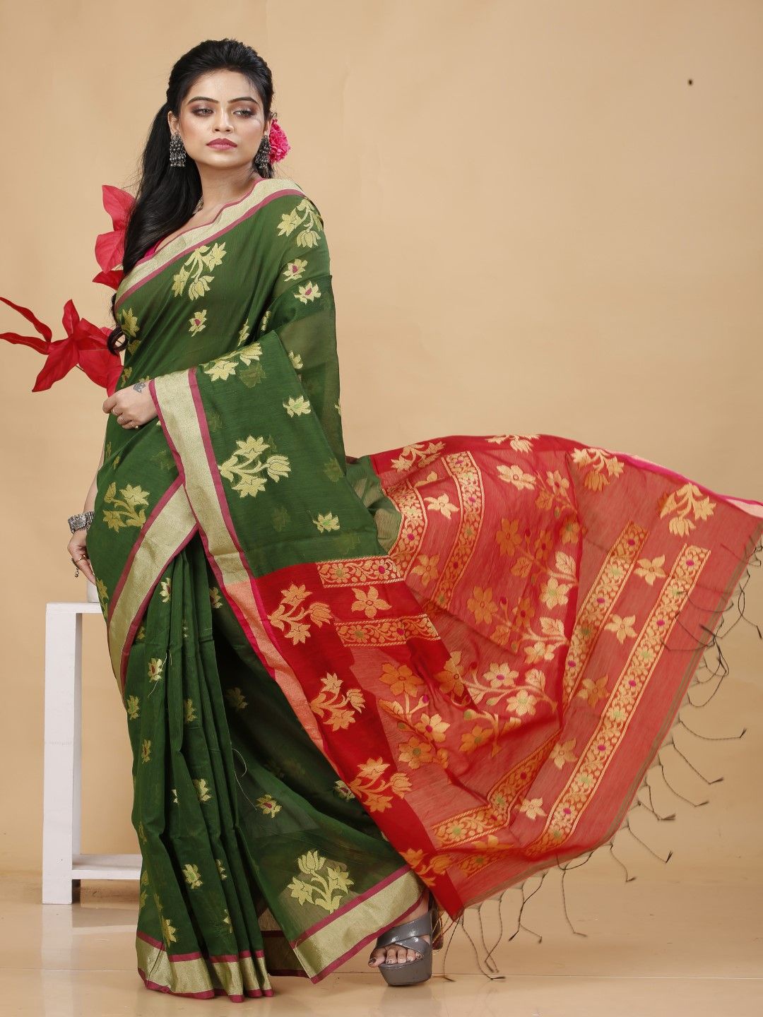 

Bong ButiQ Woven Design Zari Taant Saree, Green