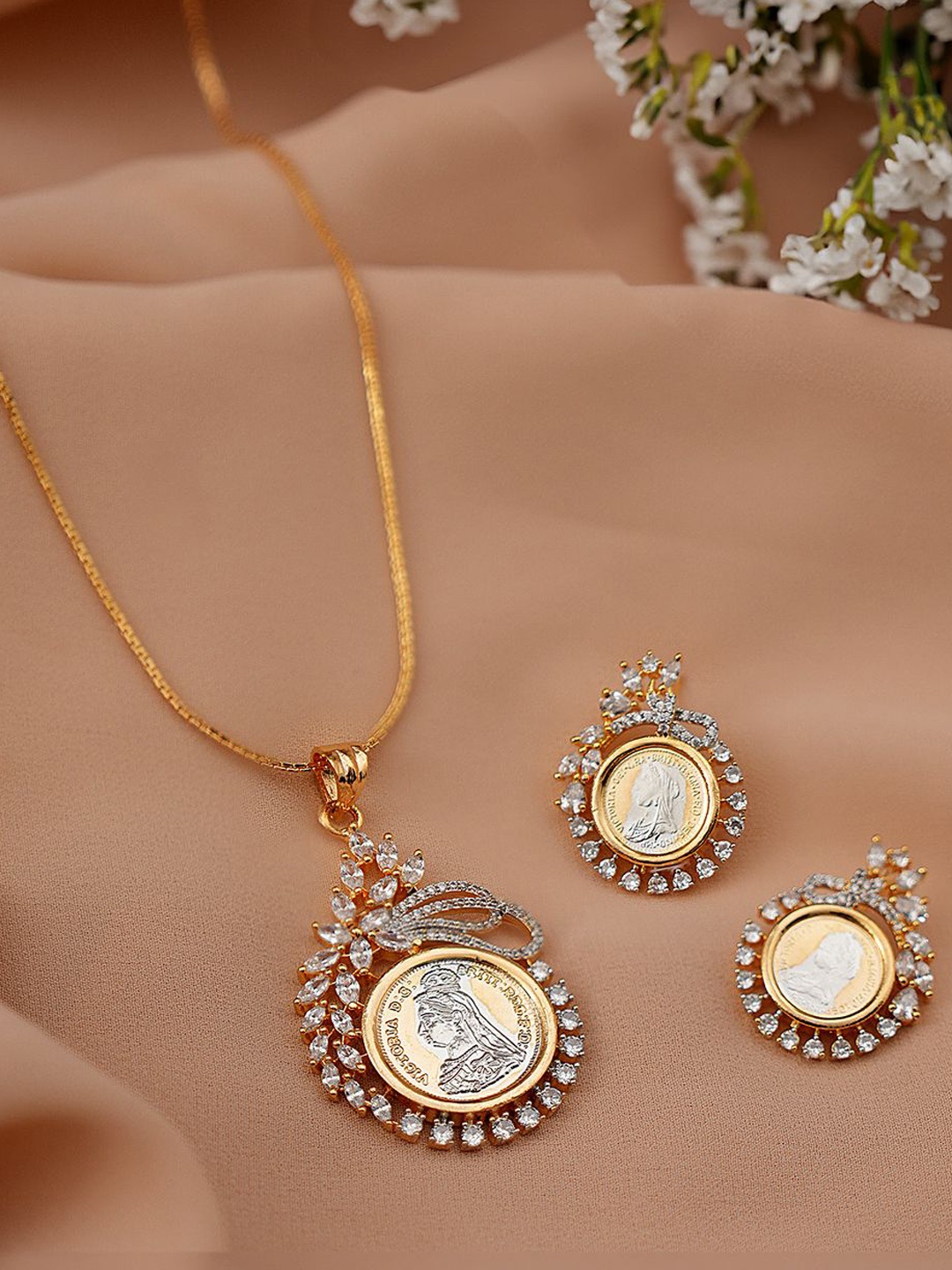 

Saraf RS Jewellery American Dimond Studded Jewellery Set, Gold
