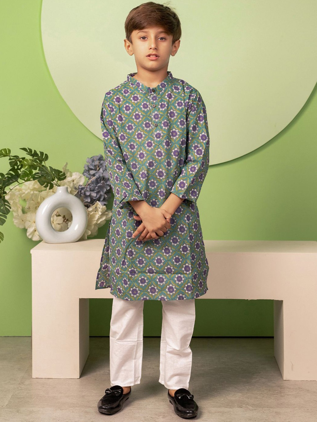 

Biglilpeople Boys Floral Printed Regular Pure Cotton Kurta with Pyjamas, Green