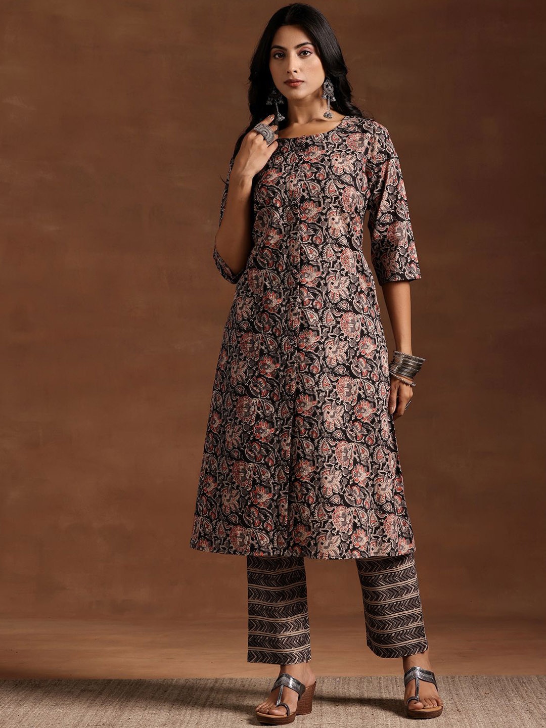 

Libas Women Floral Printed Panelled Pure Cotton Kurta with Trousers, Black