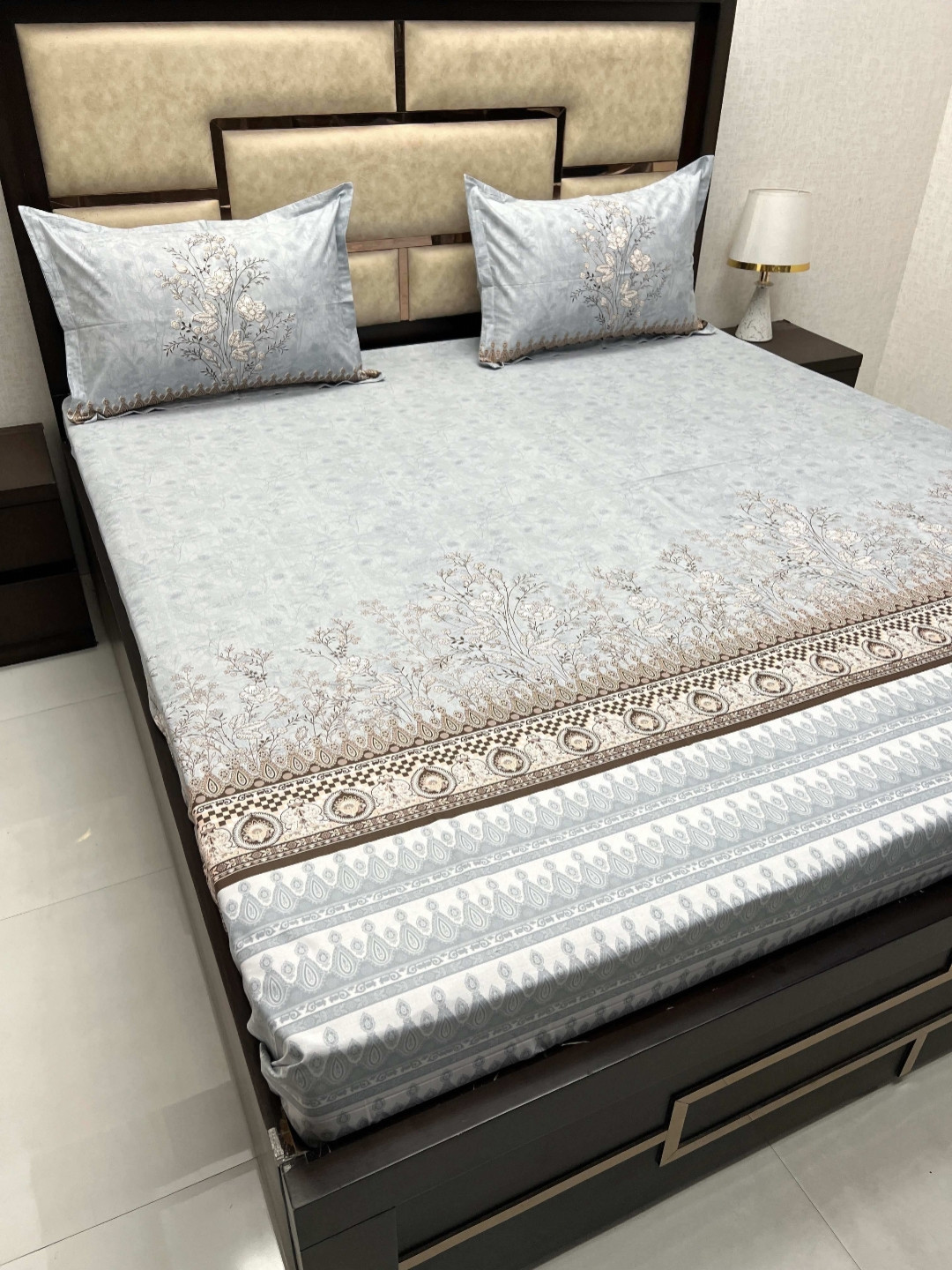 

Pure Decor Blue & White Floral 350 TC King Bedsheet with 2 Pillow Covers