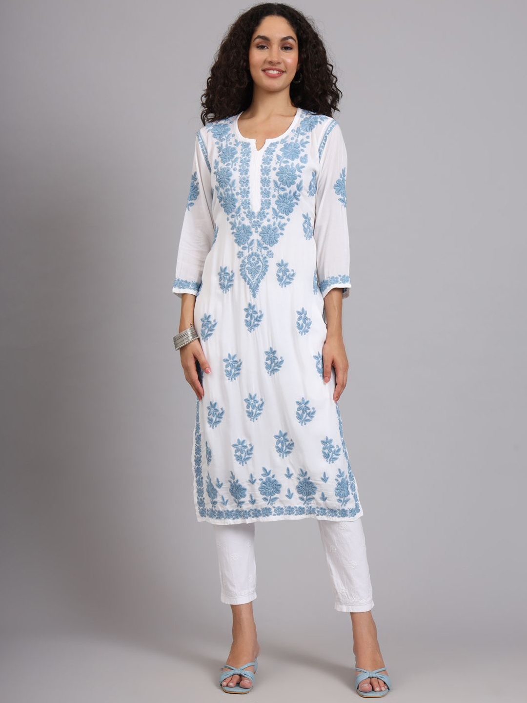 

The Chikan Label Women Ethnic Motifs Embroidered Chikankari Floral Kurta, Blue