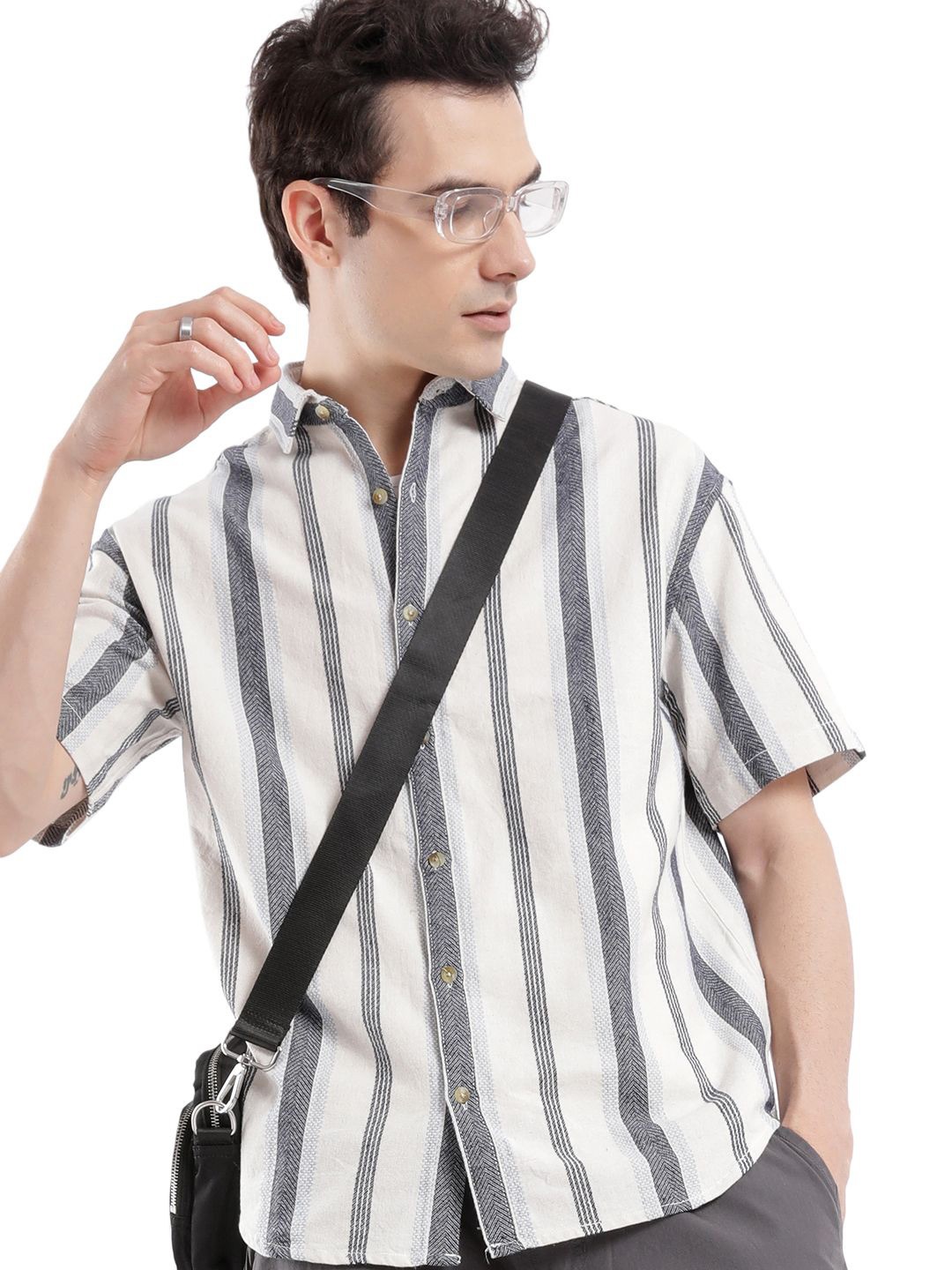 

WROGN Men Custom Opaque Striped Casual Shirt, Green