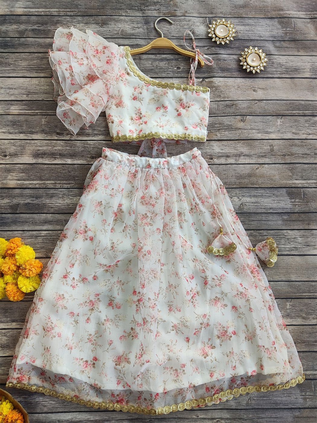 

LABEL KANUPRIYA Girls Printed Ready to Wear Lehenga &, White