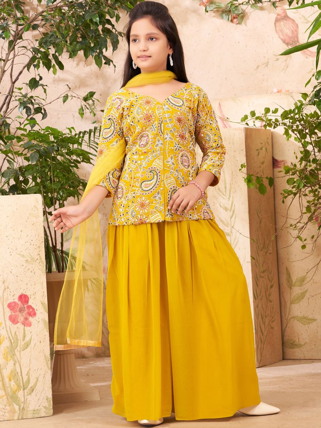 

Aarika Girls Floral Embroidered Regular Kurti with Palazzos & With Dupatta, Yellow