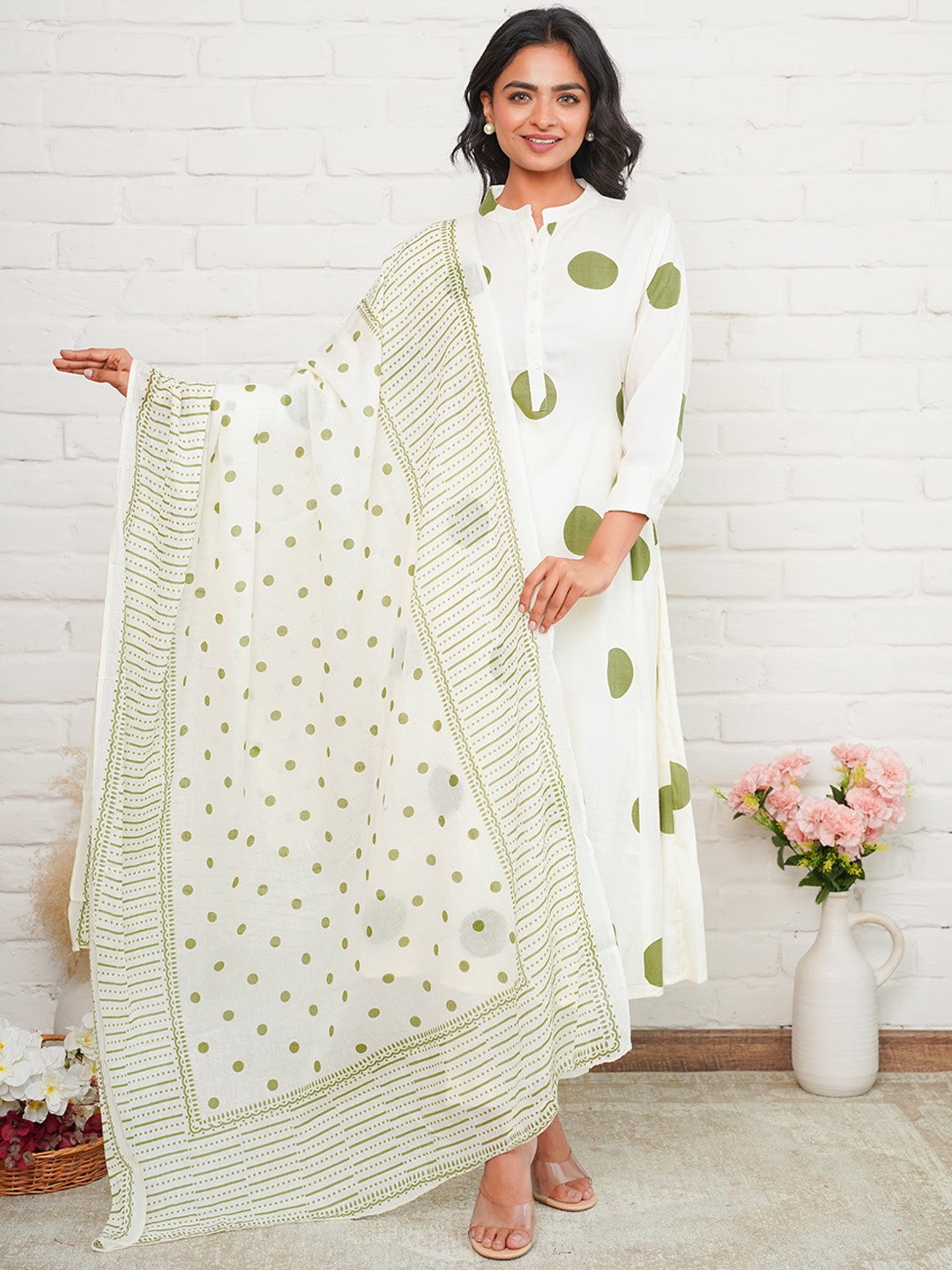 

HEARTLOOM Women Printed Regular Kurti with Trousers & With Dupatta, Green