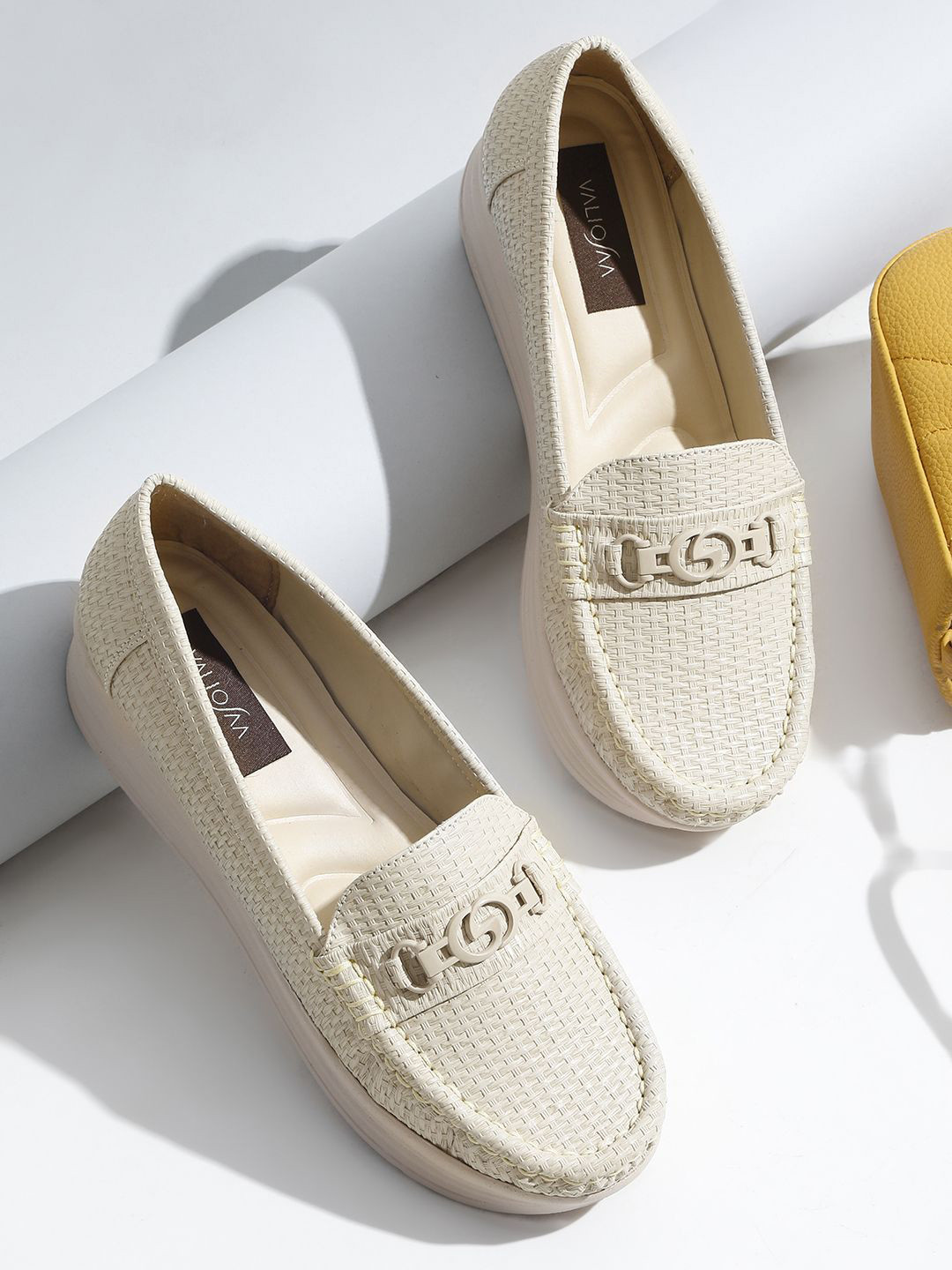 

VALIOSAA Women Textured Loafers, Cream