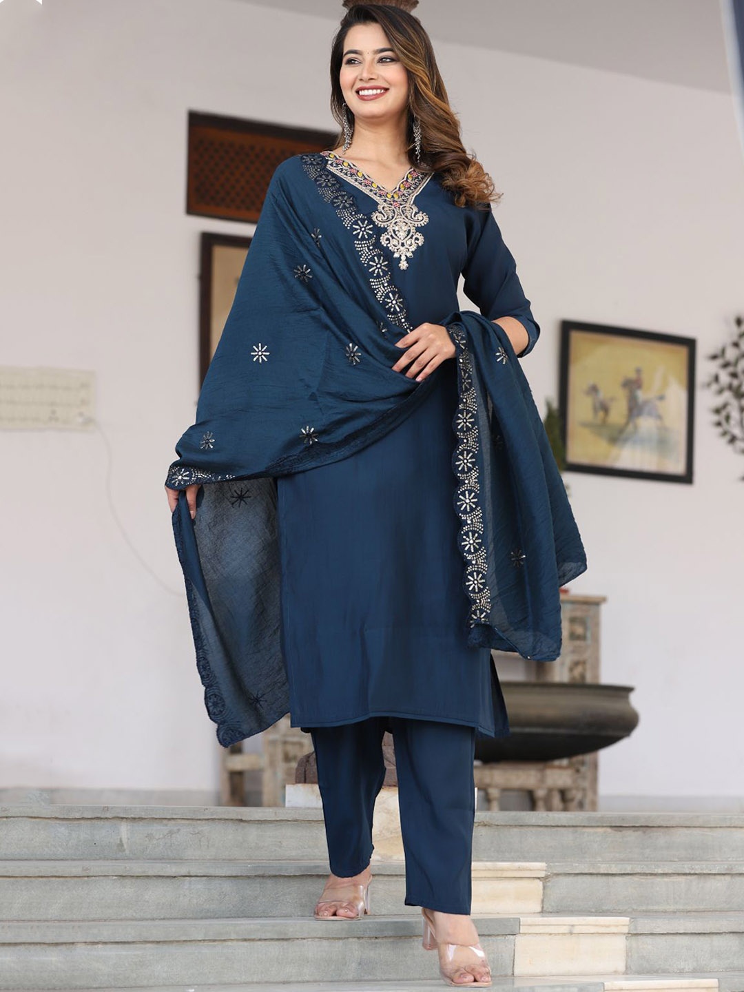 

G4Girl Women Floral Embroidered Regular Thread Work Pure Silk Kurta with Trousers & With Dupatta, Blue