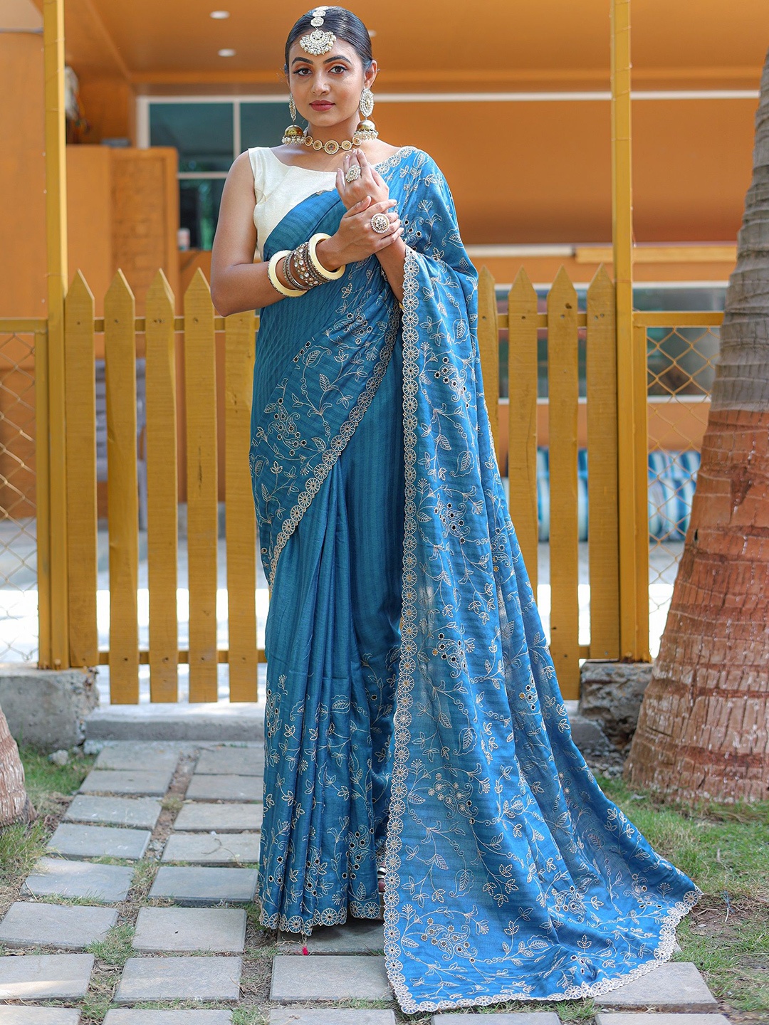 

Tasarika Ethnic Motifs Embroidered Silk Blend Saree, Blue