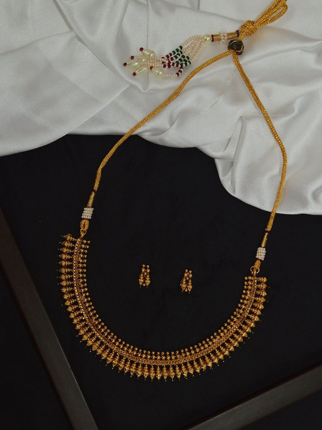 

Classy Niscka Gold-Plated Jewellery Set