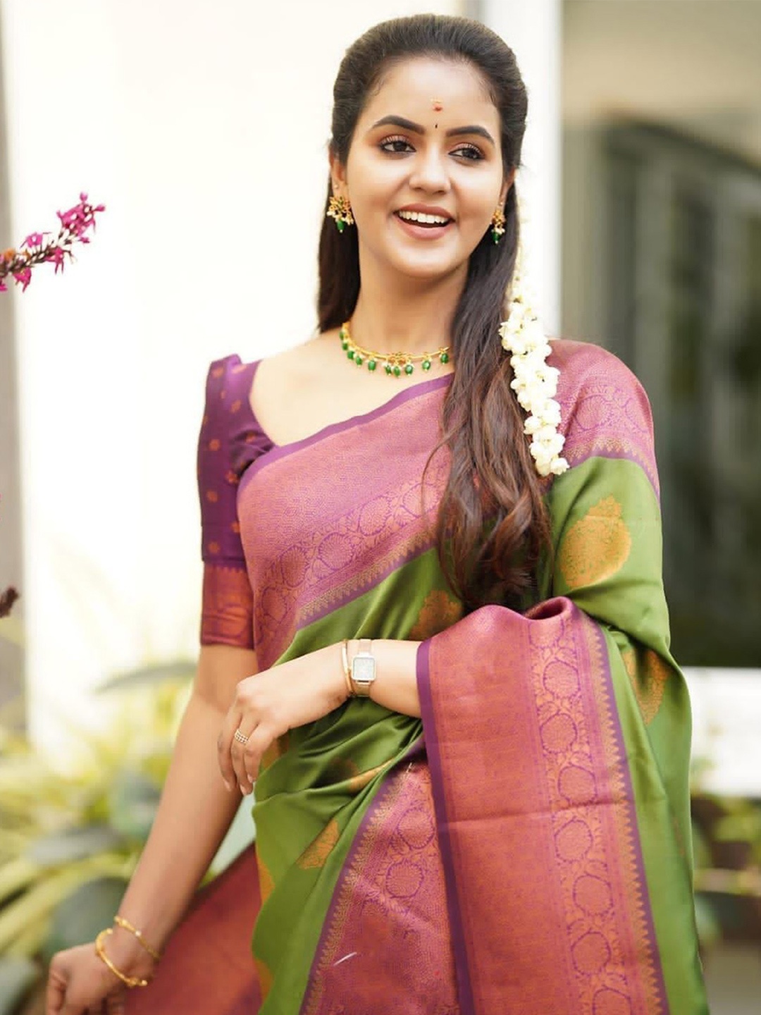 

Celeb Styles Ethnic Motifs Zari Silk Blend Banarasi Saree, Green