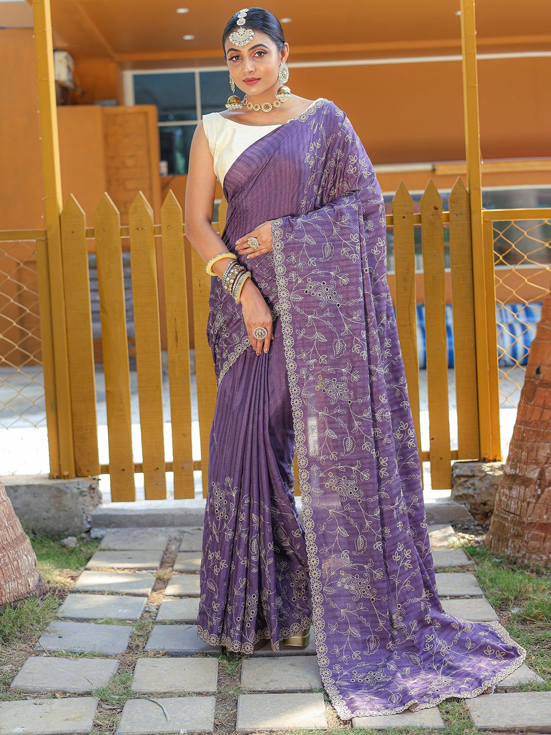 

Tasarika Ethnic Motifs Embroidered Silk Blend Saree, Purple