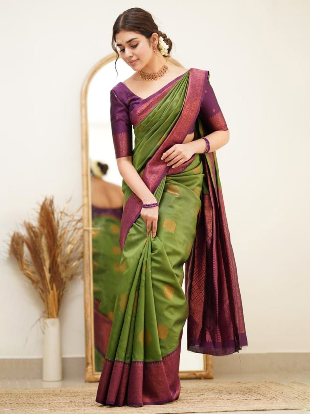 

Celeb Styles Ethnic Motifs Zari Silk Blend Banarasi Saree, Green