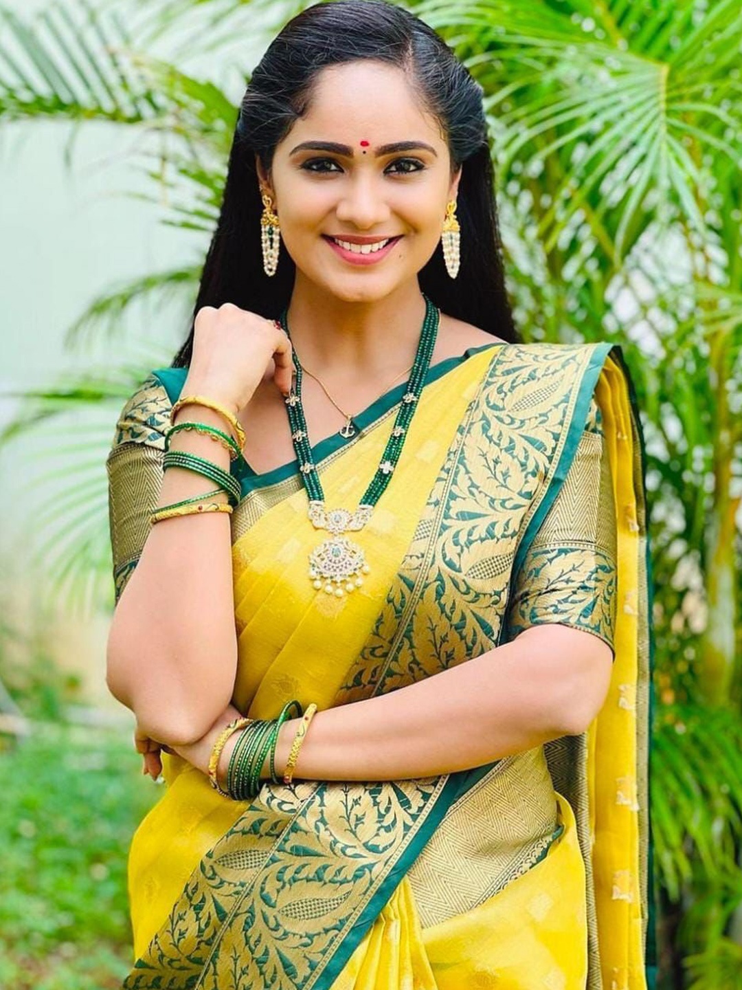 

Celeb Styles Ethnic Motifs Zari Silk Blend Banarasi Saree, Yellow