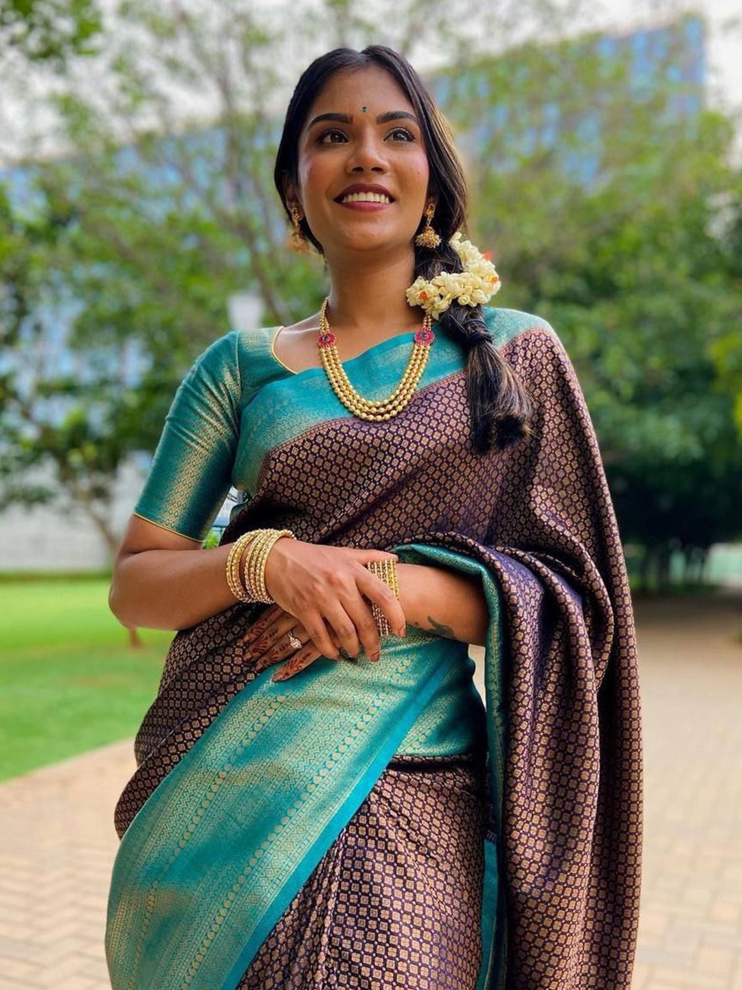 

Celeb Styles Ethnic Motifs Zari Silk Blend Banarasi Saree, Navy blue