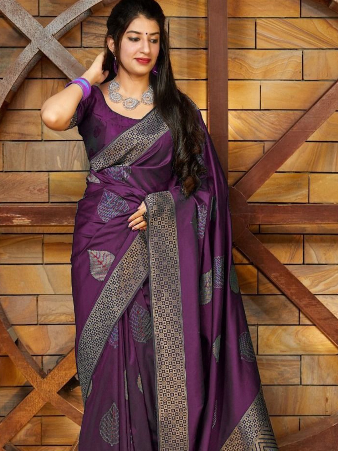 

Celeb Styles Floral Zari Silk Blend Banarasi Saree, Purple