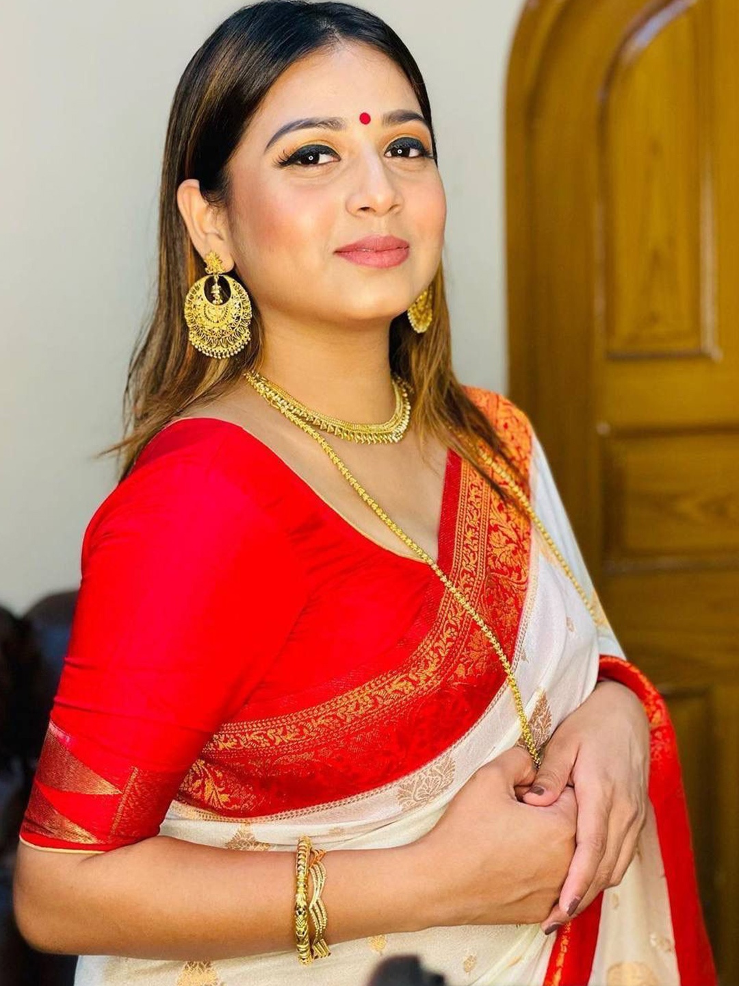 

Celeb Styles Ethnic Motifs Zari Silk Blend Banarasi Saree, White