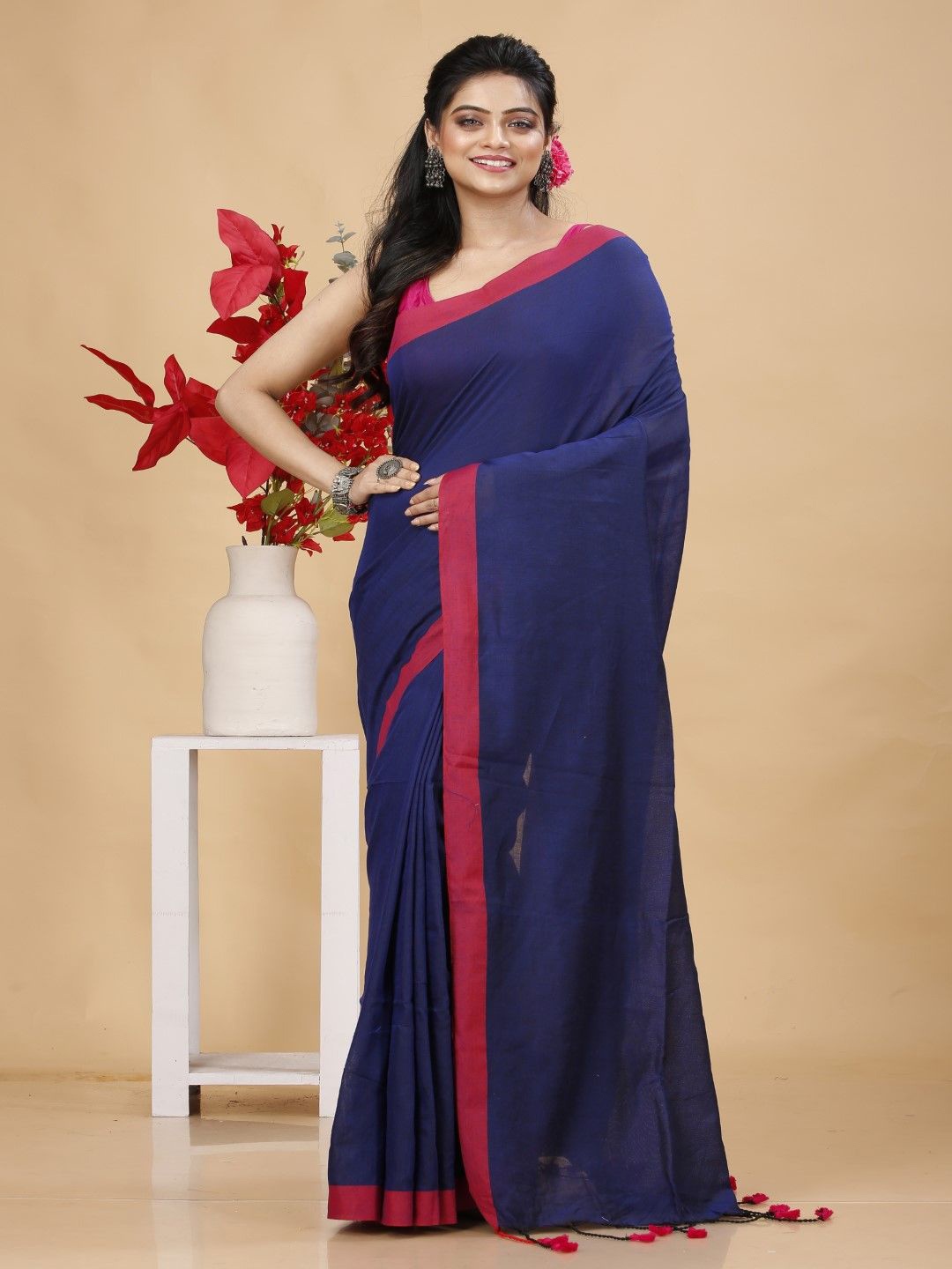 

Bong ButiQ Taant Handloom Cotton Saree, Navy blue