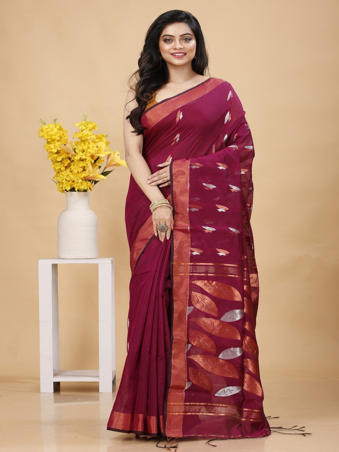 

Bong ButiQ Woven Design Saree, Magenta