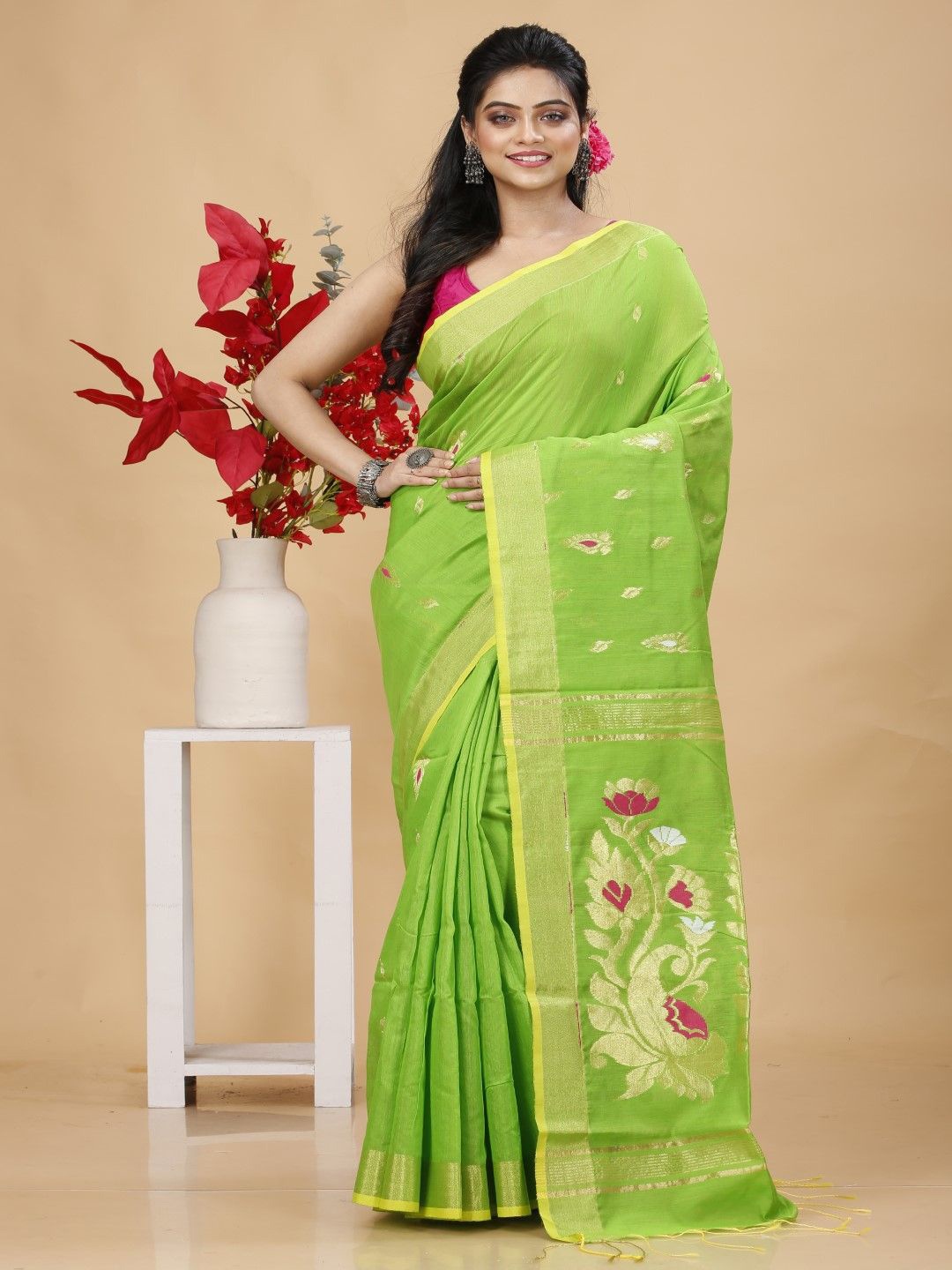 

Bong ButiQ Woven Design Zari Silk Cotton Saree, Fluorescent green