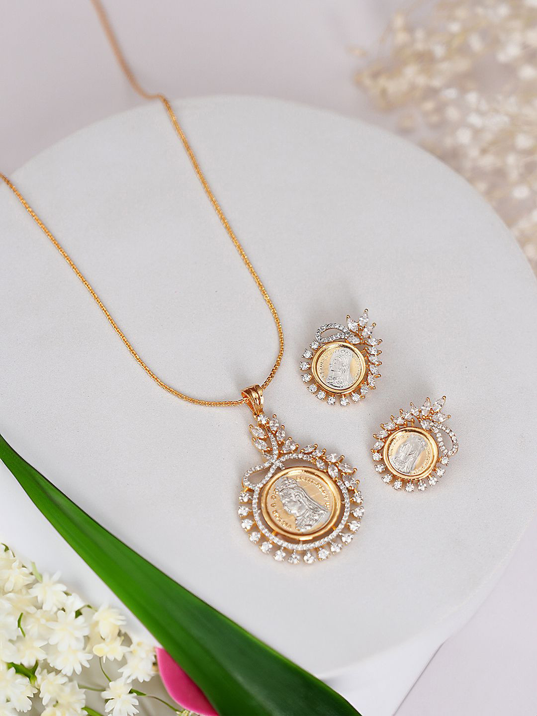 

Saraf RS Jewellery American Dimond Studded Jewellery Set, Gold