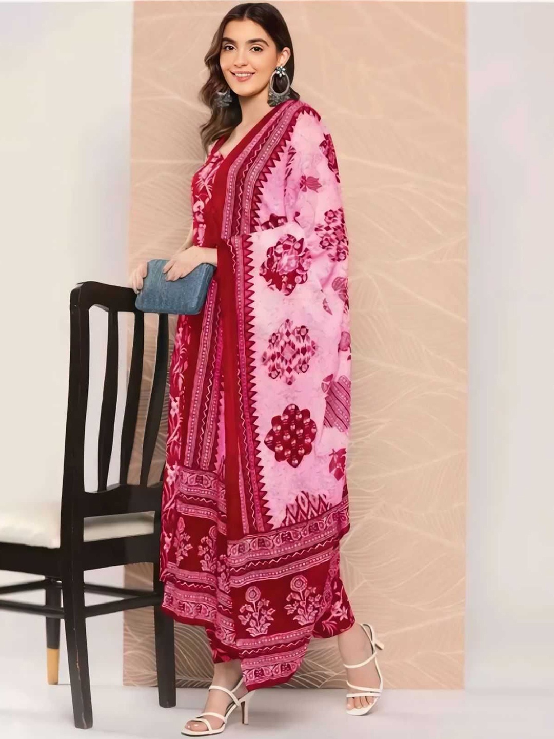 

VYKOO Women Floral Printed Regular Kurta with Palazzos & With Dupatta, Red