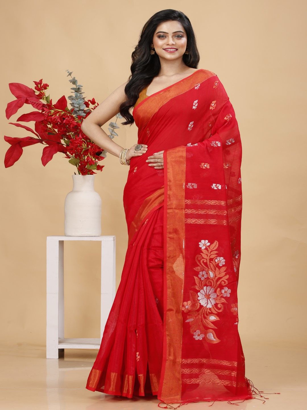 

Bong ButiQ Woven Design Zari Saree, Red