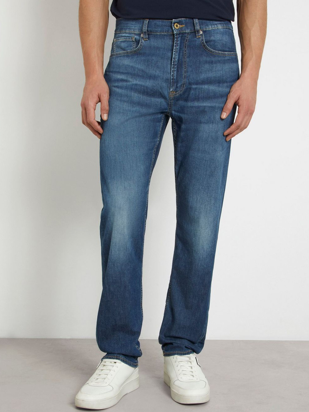 

GUESS Men Straight Fit Light Fadee Jeans, Blue