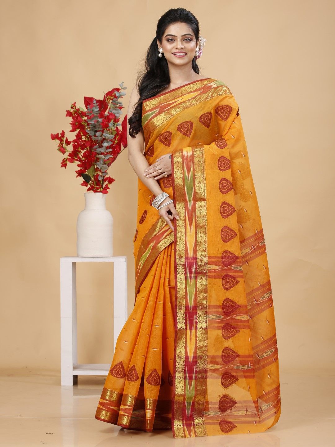 

Bong ButiQ Woven Design Zari Pure Cotton Taant Saree, Gold