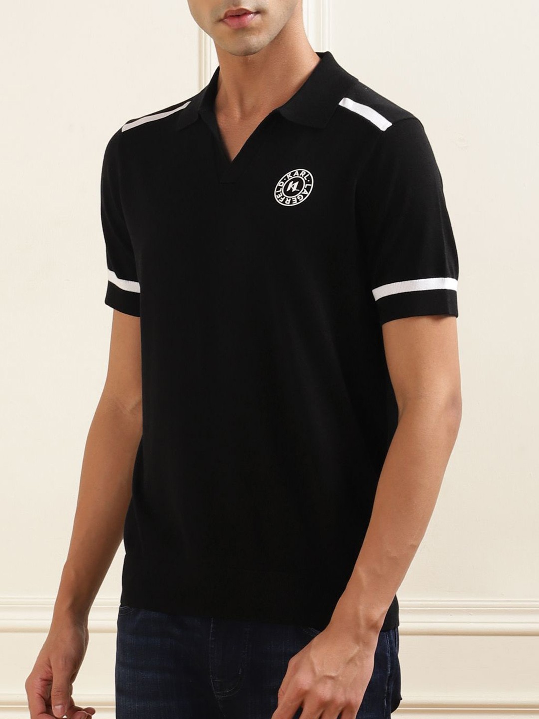 

Karl Lagerfeld Men V-Neck Monochrome Applique T-shirt, Black